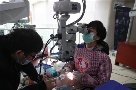 图片包含 人, 室内, 小孩, 桌子

描述已自动生成